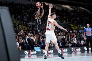 La Virtus Bologna è più lucida nella volata finale, supera la Reyer Venezia e si porta sul 2-0