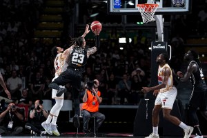 La Virtus Bologna si piega ma non si spezza, è semifinale contro Milano