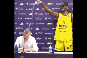 Nigel Hayes-Davis ‘washes’ Sarunas Jasikevicius in the press room