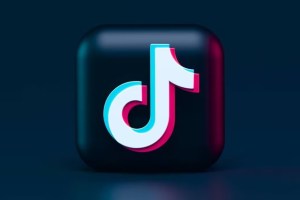Pirateria su TikTok: partite in diretta dai salotti di casa, in arrivo 5mila multe