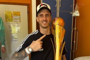 Virtus Bologna, la Coppa dello Scudetto in mano ad Achille Polonara