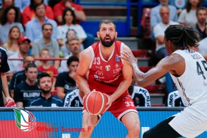La Gazzetta dello Sport titola: “Match point Virtus, l’Olimpia chiama Shields e Mirotic”