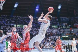 La Pallacanestro Cantù torna in LBA. Battuta Rimini anche in gara-3