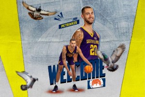 Joe Petrakis firma con il Peristeri