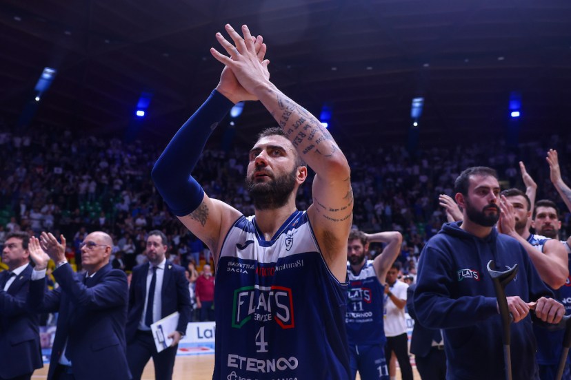 Pietro Aradori, bresciano di Lograto, non ha mai indossato la maglia della Germani Brescia, ma il suo cuore batte forte per la squadra della sua città: «Tifo Brescia, è casa mia», ha detto a Bresciaoggi. Il veterano, in scadenza con la Fortitudo, si dice «felice per Peppe Poeta», suo amico dai tempi della Nazionale. Allenare e portare Brescia in finale alla prima vera esperienza in panchina «è qualcosa di straordinario». Aradori crede che la Germani abbia una chance concreta: «Se gioca in attacco come contro Trapani, può farcela». Poi l’avviso: «La Virtus resta favorita, ma è una sfida da Davide contro Golia che può sorprendere». Fonte: Bresciaoggi
