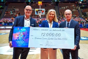Umberto Gandini consegna a Fondazione Laureus ETS l’assegno per il ricavato vendita di memorabilia