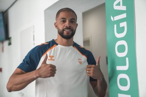 Darius Thompson completes his signing with Valencia Basket