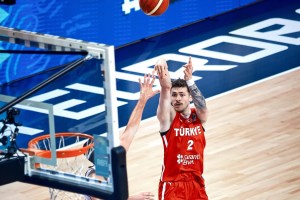 EuroBasket 2025 | Abbiamo già la schiacciata del torneo? Hazer posterizza Porzingis