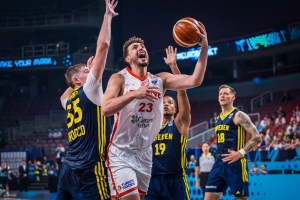 Sweden fights hard but Turkey with Alperen Sengun advances to the quarter-finals