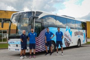 Sebastiani e ASM insieme in viaggio per l’Italia: ecco il nuovo pullman amarantoceleste