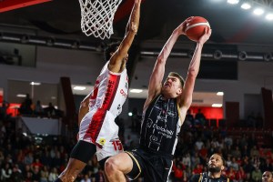 L’Aquila Trento espugna Varese: Jones decisivo nel finale