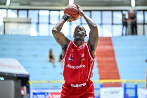Bryant Dunston si allena con l’Olympiacos in attesa di una chiamata