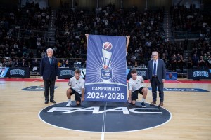Virtus Olidata Bologna: Maurizio Gherardini consegna lo stendardo per lo Scudetto 2024-2025
