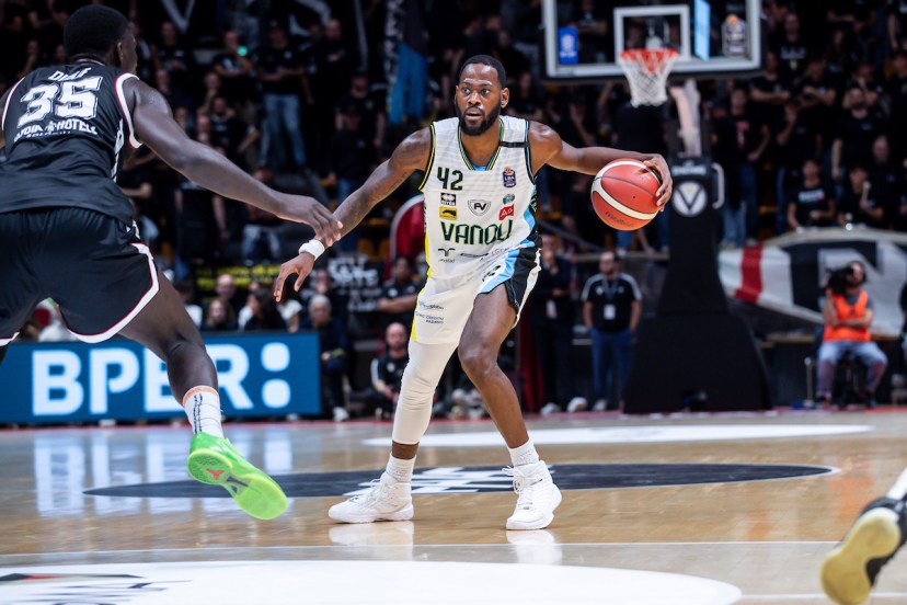 Gara folle, ma alla fine la Vanoli Cremona trova la vittoria numero due della stagione contro la Virtus Bologna. 28-0 che diventa 35-1 il parziale