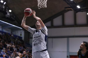 Dinamo Sassari, ansia Mezzanotte: stop al piede, condizioni da valutare