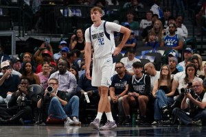 Cooper Flagg incanta in preseason: i tifosi di Dallas già sognano