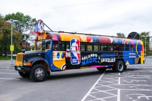 La NBA porta Hoopbus in Europa per celebrare tre anni di partite NBA nel continente