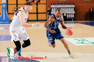 Fortitudo Bologna, infortunio a Lee Moore: rivalutato fra 15 giorni