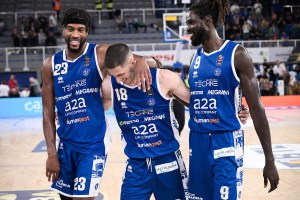 Della Valle e Bilan dominano: Brescia regola Cantù in casa e resta in vetta da imbattuta