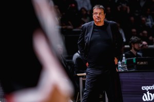 Ergin Ataman attacca i tifosi del Maccabi Tel Aviv: “Questo non è basket”