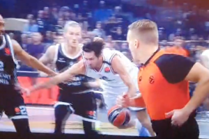 Il “contatto” Parker-Bolmaro. L’argentino: “Se l’arbitro fischia, è fallo”
