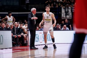 Partizan, Mirko Ocokoljić in panchina contro il Bayern dopo l’addio di Obradovic