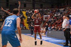 Clinic difensivo di Notae, Trapani Shark batte il Napoli Basketball