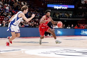Olimpia Milano, contro Brescia un cambio dopo pochi secondi: ecco cos’è successo