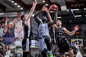 LBA Round 8 | La Dinamo Sassari supera Trento in volata