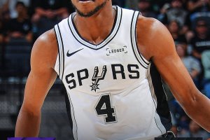 Fox guida gli Spurs: Sacramento battuta 123-110 senza Wembanyama