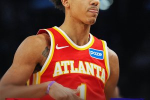 Atlanta rimonta da -22 nel quarto periodo: Suns battuti 124-122, quinta vittoria consecutiva