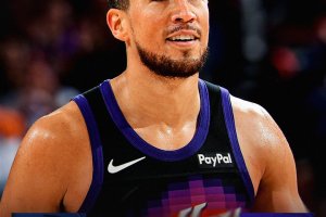Booker e Brooks travolgono Indiana: 33 e 32 punti, Suns dominanti