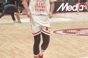 Olympiacos Stands with Keenan Evans: Special Warm-Up Jersey in Milan