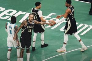 Antetokounmpo torna e guida i Bucks su Charlotte in overtime