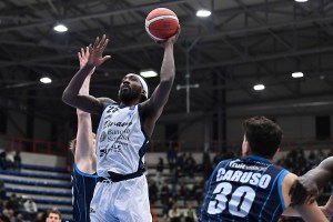 Dinamo Sassari, attesa per i tempi di recupero di Rashawn Thomas dopo l’infortunio
