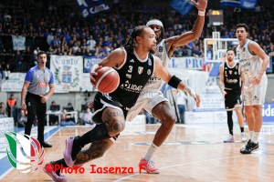 Edwards e Vildoza, la Virtus Bologna doma Cantù nonostante un super Ballo
