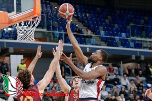 Milano la ribalta nel terzo quarto, torna alla vittoria battendo Cremona 84-78