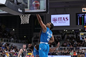 Il Napoli Basketball vince ancora in trasferta, Dolomiti Energia Trento va KO
