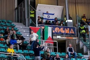 Virtus Bologna-Maccabi Tel Aviv in campo, ma in città è guerriglia: prosegue la manifestazione