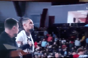 Daniel Hackett mostra ai tifosi di Varese lo Scudetto della sua Virtus Bologna