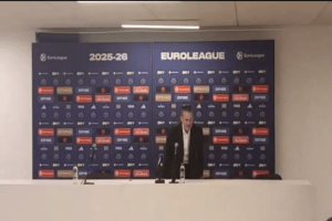 Surreal scene in Paris: Pedro Martinez finds no journalists in the press room