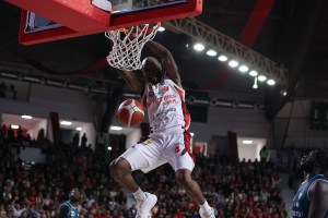 Varese torna a sorridere nel derby dopo sei ko. Cantù in trasferta sa solo perdere