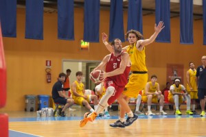 Avellino travolta. Pesaro resta in vetta