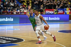 AEK Athens signs Gian Clavell