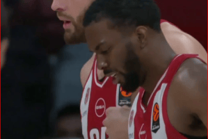 Keenan Evans Leaves Olympiacos–Zalgiris Game with Apparent Injury