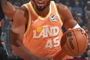Mitchell ne segna 28, i Cavaliers rimontano e battono gli Spurs