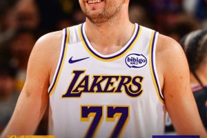 James glaciale, Lakers di misura sui Suns: 116-114 a Phoenix