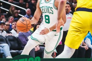 Brown ne segna 30, Celtics da 20 triple. Pacers battuti