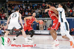Josh Nebo non lascia speranze a Cremona: l’Olimpia vince e manda un messaggio alla Virtus