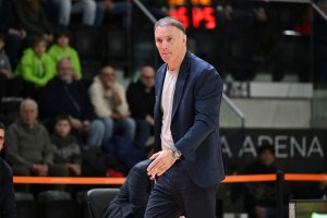 Dinamo Sassari, coach Mrsic dopo la sconfitta a Tortona: “Partita decisa dai dettagli”